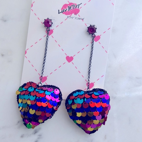 New Betsey Johnson
LUV Betsey Women's Sequin Heart Linear Hematite Earrings - Picture 6 of 9